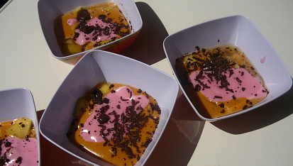 Piškotový puding s ovocem a šlehačkou