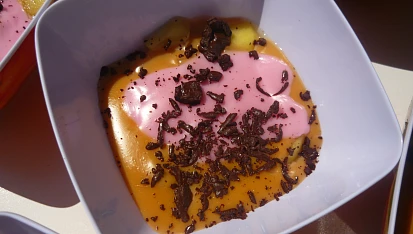 Piškotový puding s ovocem a šlehačkou