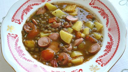 Čočková  polévka s párkem