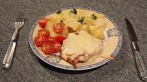 Kuřecí steak se sýrem a salámem