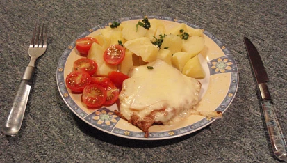Kuřecí steak se sýrem a salámem