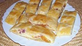 Závin s tvarohem a broskvemi