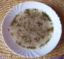 Česneková kroupová polévka