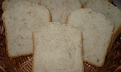 Jogurtový chléb (Místo sušeného droždí 13 g čerstvého  a místo semínek žitné vločky.)
