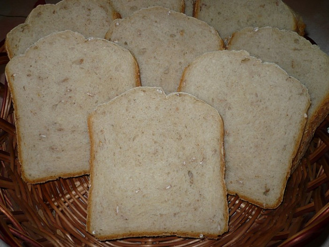 Jogurtový chléb, Místo sušeného droždí 13 g čerstvého  a místo semínek žitné vločky.