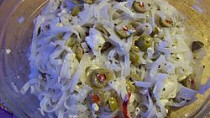 Olivový salát s rýžovými nudlemi
