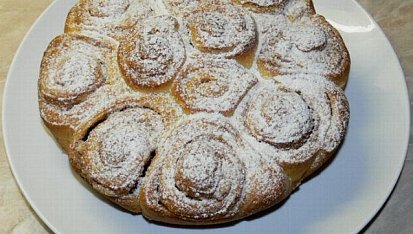 Kynuté těsto na záviny, šneky, bábovky a ovocné koláče (s verzí bez vajec), Růže z kynutého těsta.