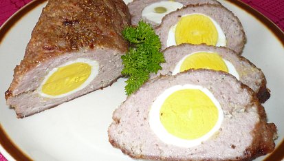 Roláda z mletého masa, Sekaná z poloviční dávky masa, plněná 3 vejci.