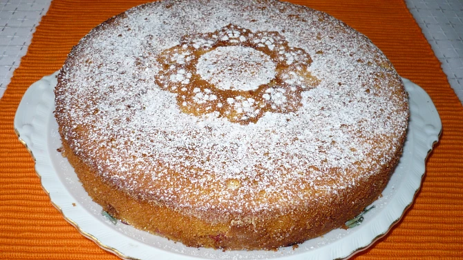 Jemný ovocný koláč v remosce