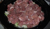 Vepřové maso v kapustě v pomalém hrnci, před uvařením