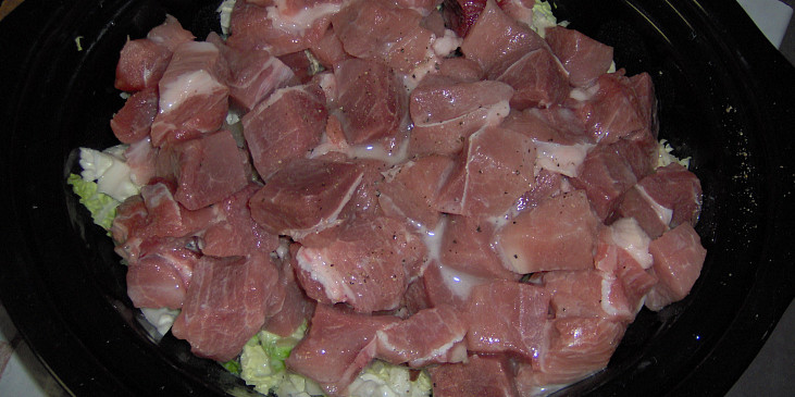 Vepřové maso v kapustě v pomalém hrnci (před uvařením)