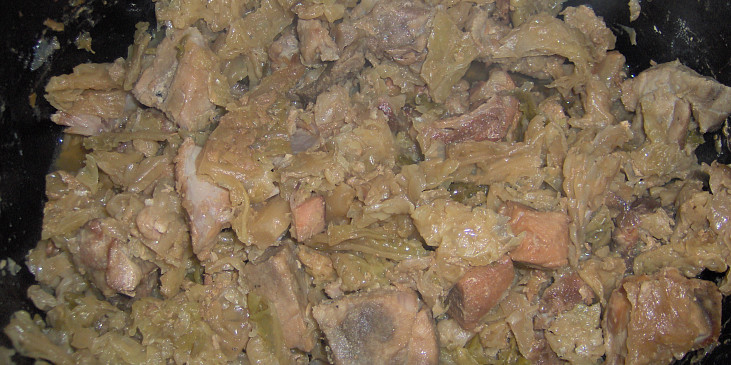 Vepřové maso v kapustě v pomalém hrnci (je hotovo dobrou chuť)