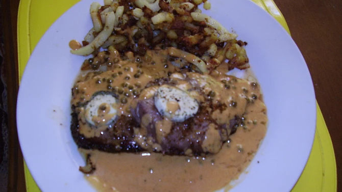 Omáčka k steakům, foti nam to na tmavo...naozaj nic nie je pripalene.btw su to hovadzie steaky