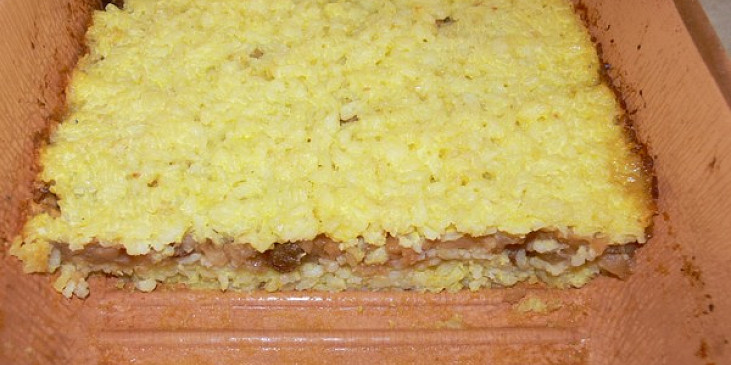 Rýžový nákyp se strouhanými jablky, pečený v římském hrnci.