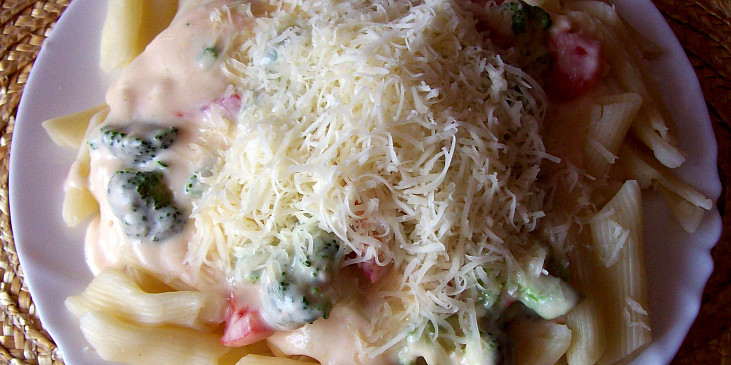 Těstoviny s brokolicí a sýrovou omáčkou (Těstoviny s brokolicí a sýrovou omáčkou)