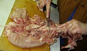 Vykosťování kuřete (odrezem vykosteny hrudnik a koncatiny)