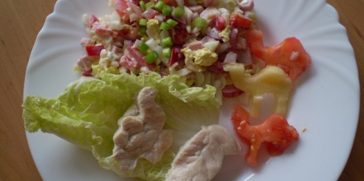 Zeleninový salát s kuřecím masem