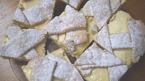 Křehký koláč mřížkový