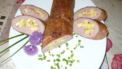 Roláda z mletého masa, Roláda je z poloviční dávky,místo šunky a hrášku je v nádivce uzený bůček a pažitka.