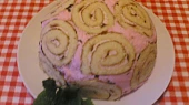 Tvarohovo - pudinkový nepečený moučník, Je použitý jahodový pudink,koupená jahodová piškotová roláda a je děláno v hluboké míse.