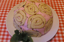 Je použitý jahodový pudink,koupená jahodová piškotová roláda a je děláno v hluboké míse.
