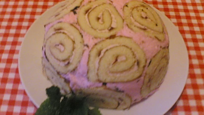 Tvarohovo - pudinkový nepečený moučník, Je použitý jahodový pudink,koupená jahodová piškotová roláda a je děláno v hluboké míse.