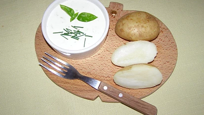 Nové brambory máčené v bazalkovém dipu
