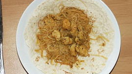 Čína na arabské placce s rýžovými nudlemi