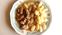 Dušené vepřové s cibulí, česnekem a hořčicí