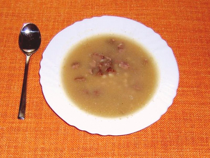 Fazolová polévka s uzeným masem