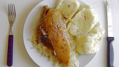 Kachna se zelím a knedlíkem