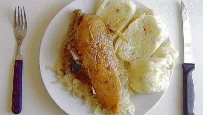 Kachna se zelím a knedlíkem