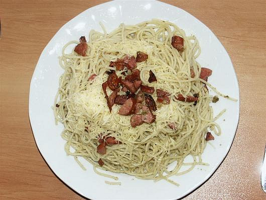 Špagety s klobásou a bazalkou