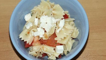 Těstovinový salát s balkánským sýrem