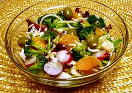 Těstovinový salát se zeleninou a ovocem