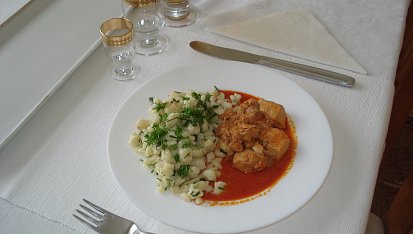 Jednoduché česnekové nočky v bylinkovém másle