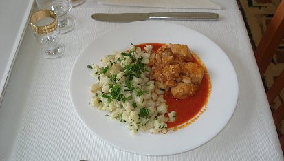 Jednoduché česnekové nočky v bylinkovém másle, Slupnul dvě takové porce, takže přidávám dvě fotky...