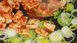 Pikantní tofu na pórku