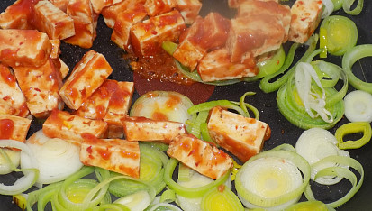 Pikantní tofu na pórku