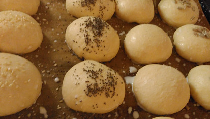 Slanky - žemle ke guláši (starý recept), Syrové, nakynuté, těsně před "vjezdem do garáže", vyhřáté na 180º C 