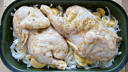 Kuře s máslem na zázvoru s cibulovými bramborami