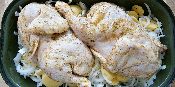 Kuře s máslem na zázvoru s cibulovými bramborami