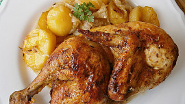 Kuře s máslem na zázvoru s cibulovými bramborami