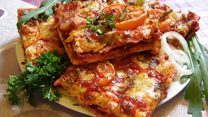 Pizza s červenou řepou a hlívou ústřičnou