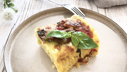 Zapečená polenta s mozzarellou a rajčaty, Polenta s rajčaty a mozzarelou