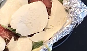 Zapečená polenta s mozzarellou a rajčaty