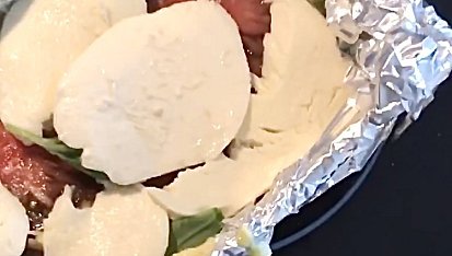 Zapečená polenta s mozzarellou a rajčaty