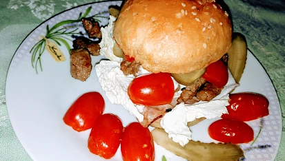 Vepřové gyros nudličky v žemli