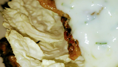 Vepřové gyros nudličky v žemli, Žemle, na ní slanina, maso a dresink