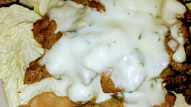 Vepřové gyros nudličky v žemli
